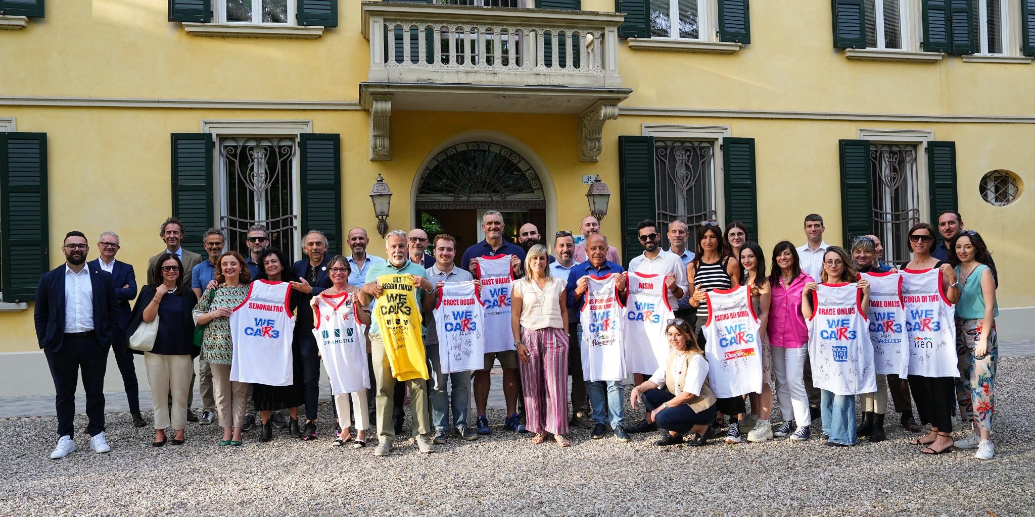 1-2048×1365 Foto di gruppo all'evento di fine stagione di "We care" della Pallacanestro Reggiana